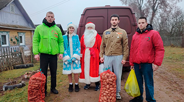 Волонтёры колледжа поздравили ребёнка с наступающим Новым годом