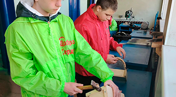 Ещё один шаг к уютному Полоцку: волонтёры колледжа изготовили и установили скворечники